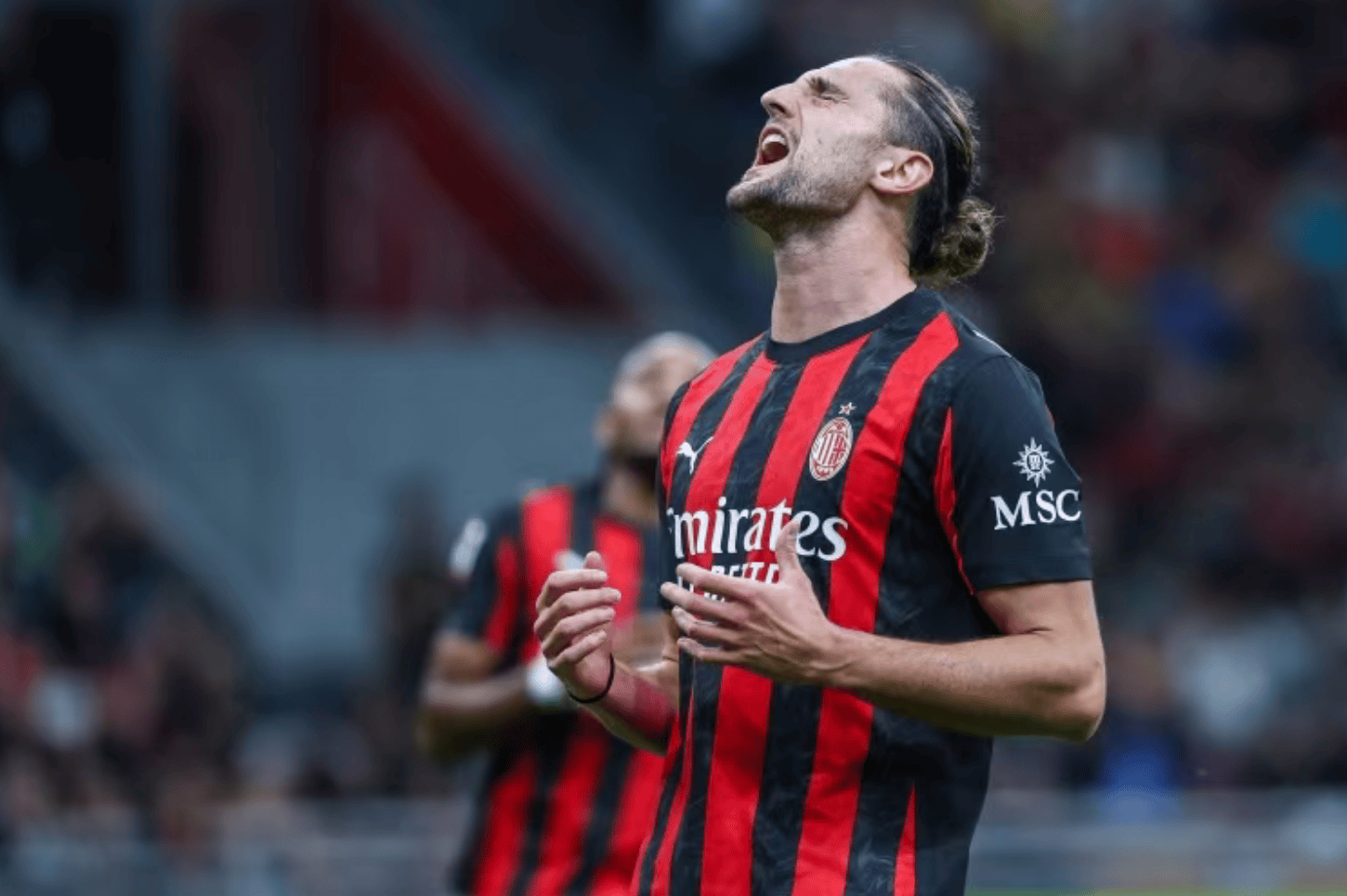 那不勒斯险胜AC米兰，德布劳内点燃赛场