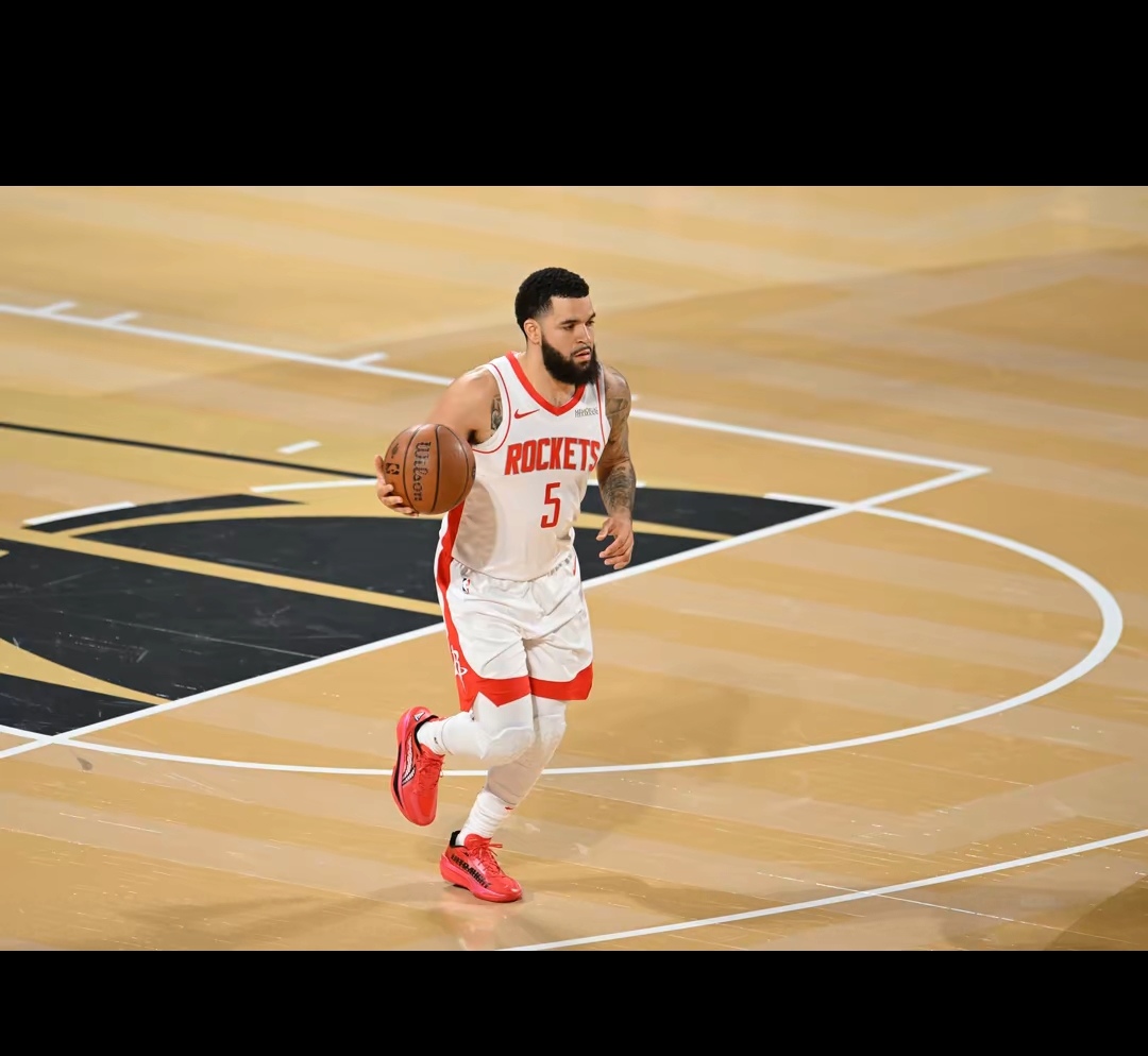 猛龙横扫辽宁队，范弗利特高光表现