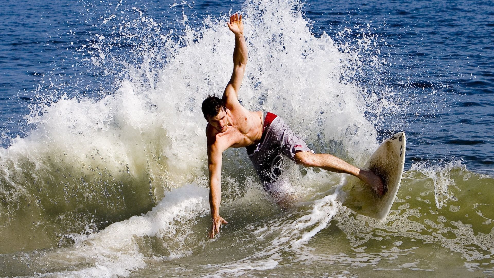 掘金主场力克火箭，总决赛焦点战展现战术博弈与巨星对决